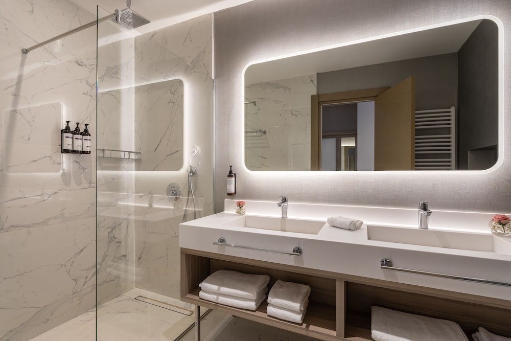 Premium Room, 1 King Bed, Hot Tub, Sea View - Photo 13