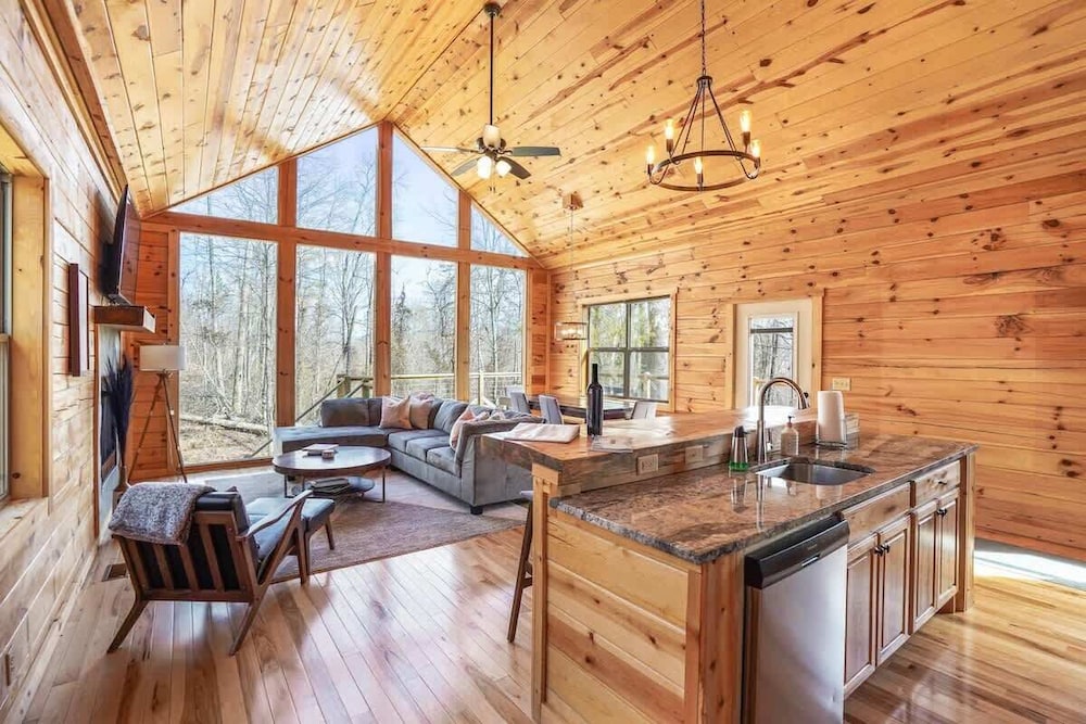 Cabin, 1 King Bed, Hot Tub (Fern Villa)
