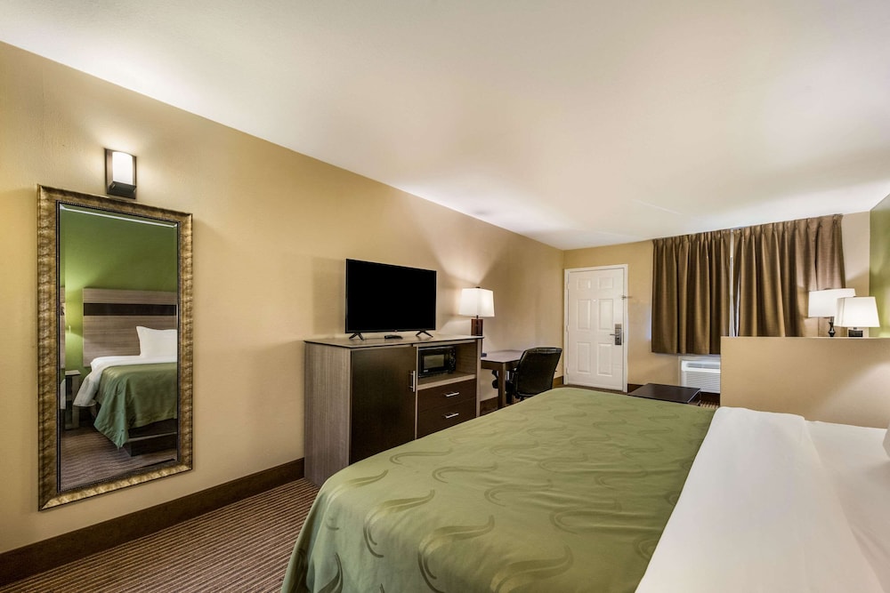 Suite, 1 King Bed, Smoking - Photo 3