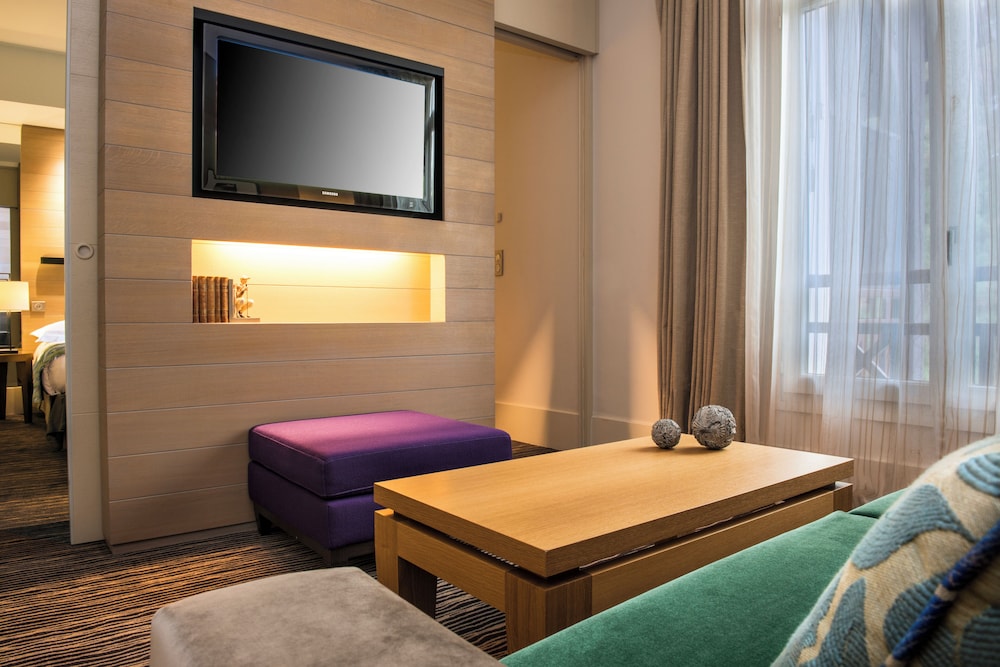 Junior Suite (South-facing) - Photo 3