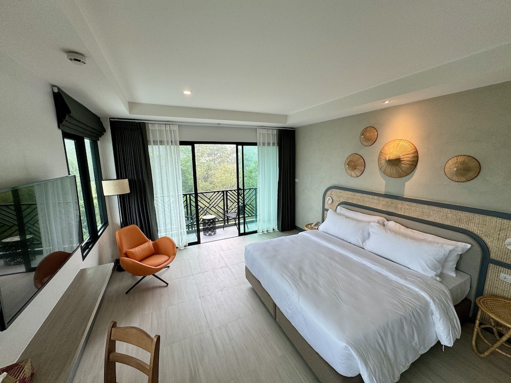 Premium Studio Suite, 1 King Bed, Pool View - Photo 6