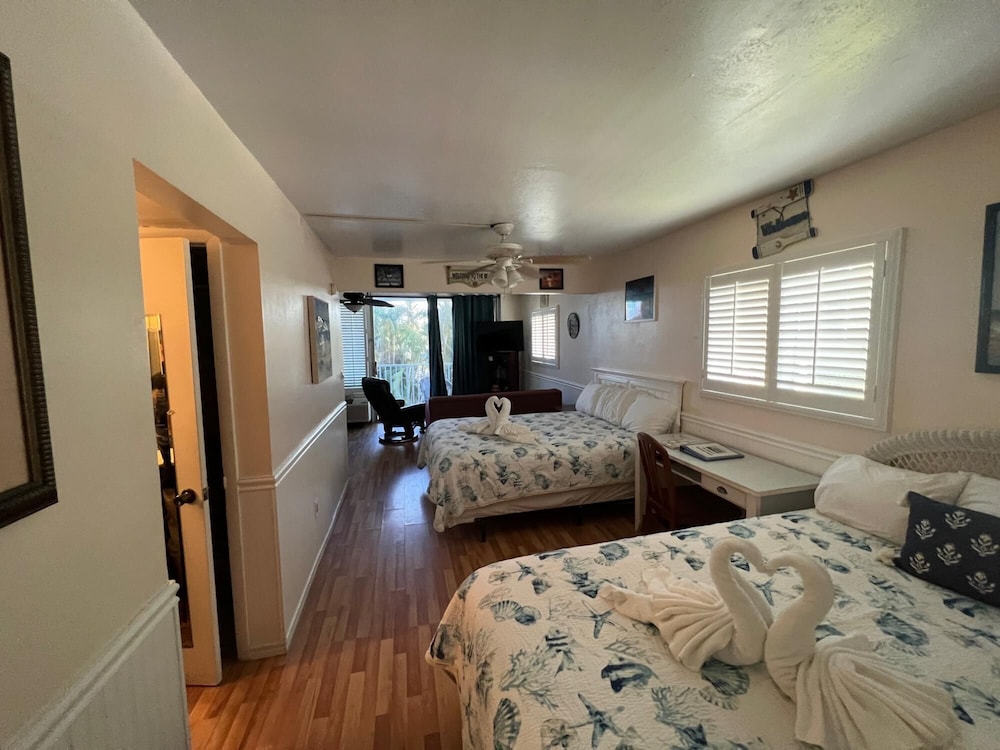 2 Bedroom Waterfront Pool Side!, 사진 15