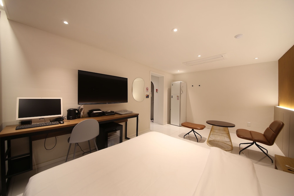Business Studio Suite, 1 Queen Bed, Non Smoking, City View photo 3