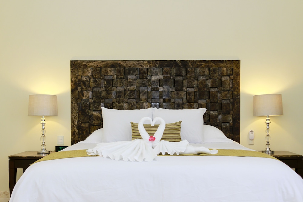 Deluxe Suite, 1 King Bed with Sofa bed, Partial Sea View