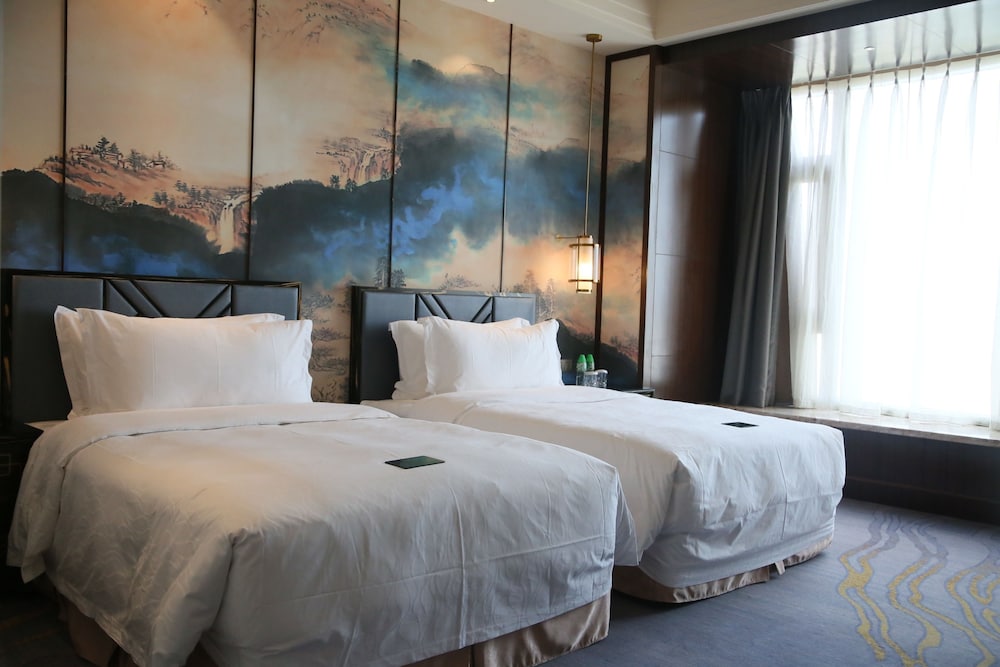 Deluxe City View Room with Twin Beds - Photo 2