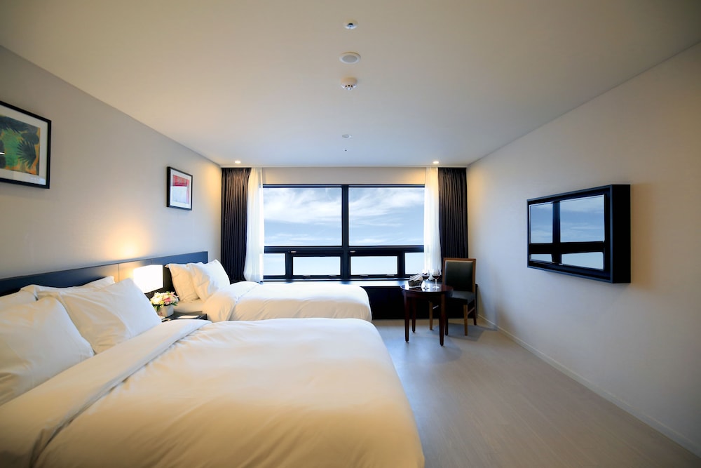Deluxe Room, Multiple Beds, Non Smoking photo 2