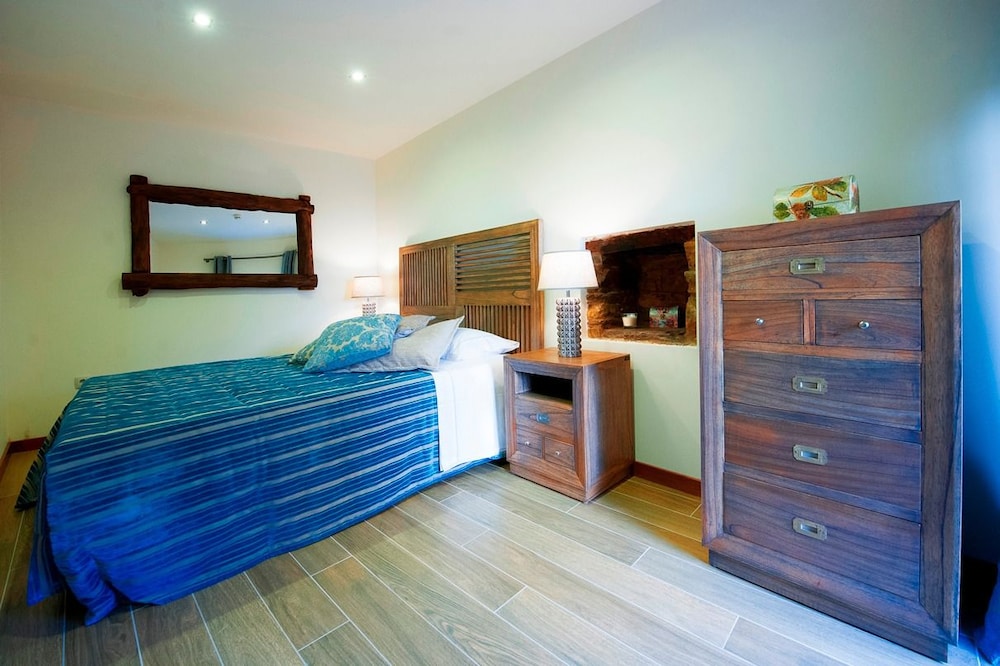 House, 2 Bedrooms photo 2