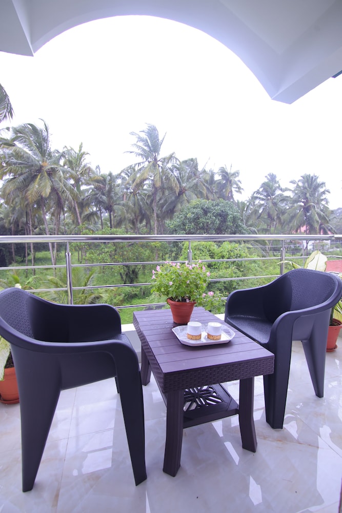 Comfort Studio, 1 Queen Bed, Balcony photo 3
