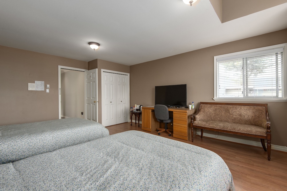 Room, 2 Double Beds (Shared Bath) photo 3