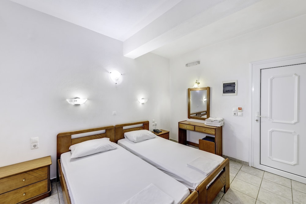 Small Twin Room - Window to Interior Corridor photo 1