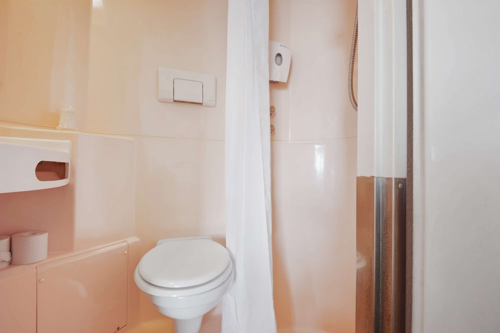Standard Room, Multiple Beds (1 Double and 1 Single bed) - Photo 14