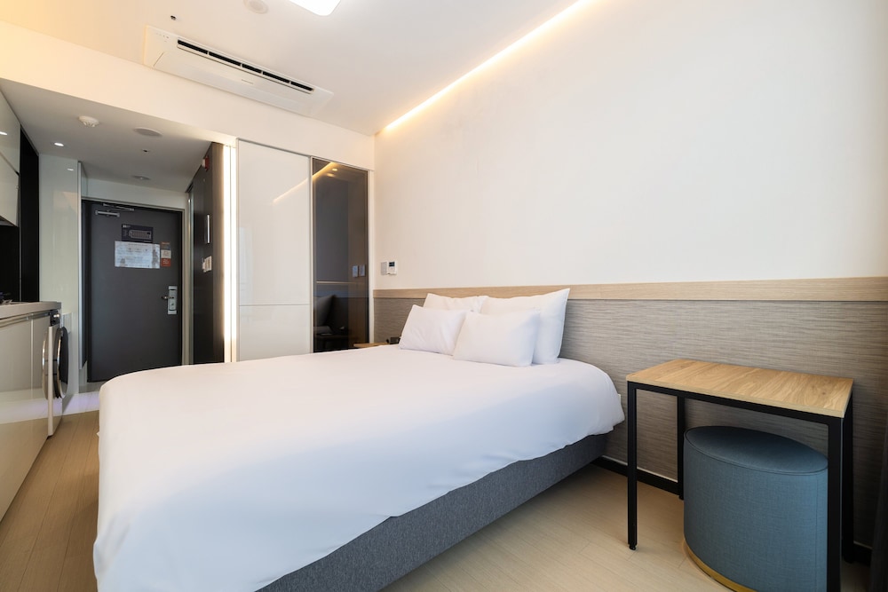 Deluxe King with Terrace (City View) - Photo 6