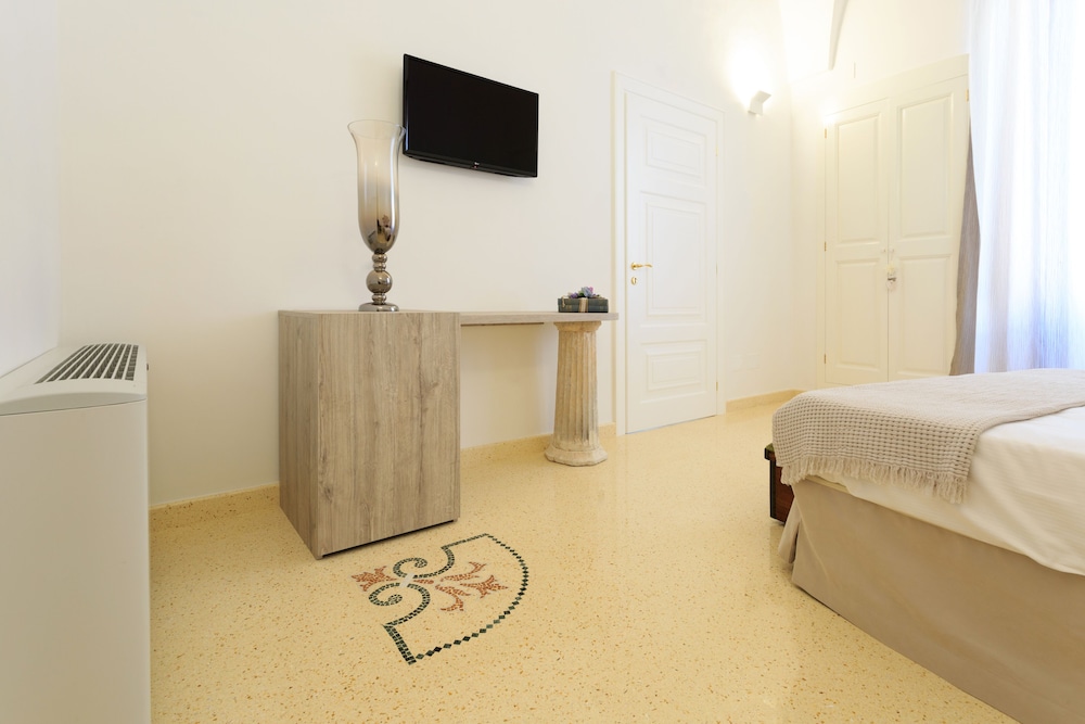 Deluxe Room - Photo 5