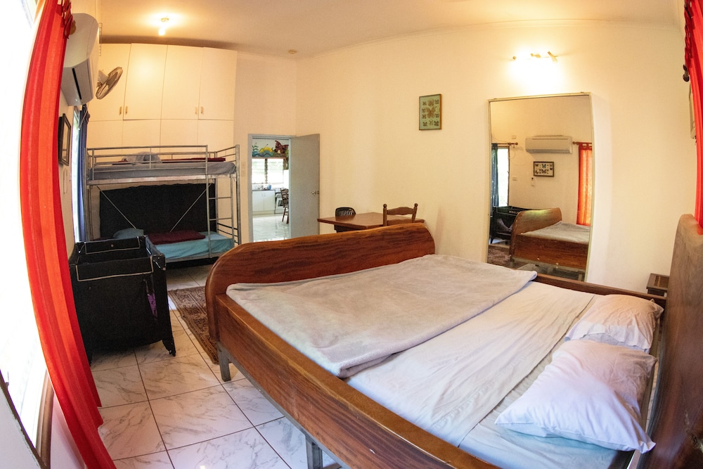 Standard Room Shared Bathroom (Homestay) 1 King, 2 Queen and 2 Bunk beds photo 1