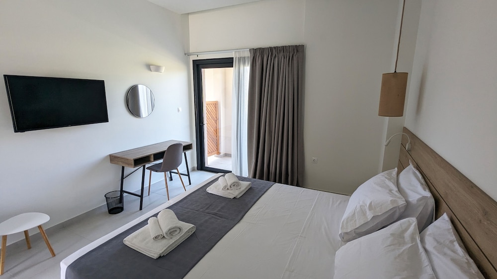 Double Room | Garden & Side Sea View photo 3
