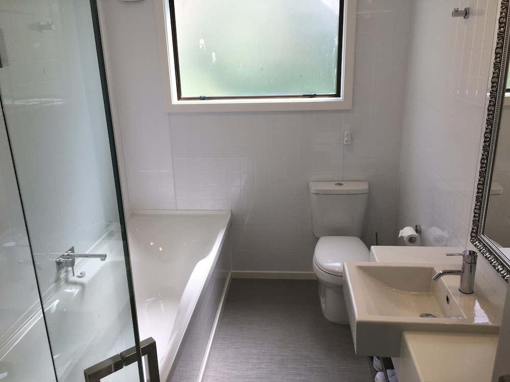 Large 1 Bedroom Apartment thumbnail 5