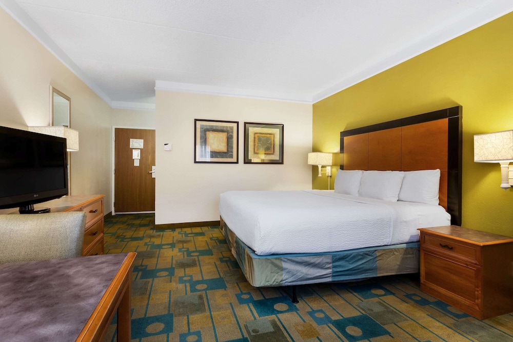 Room, 1 King Bed, Accessible, Non Smoking (Hearing Accessible) - Photo 3