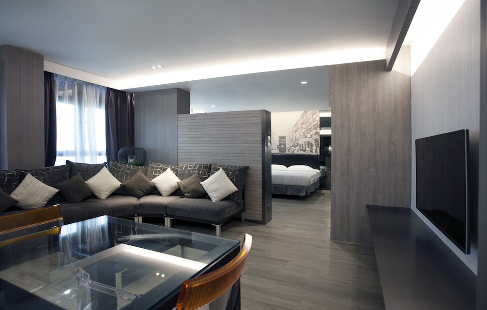 Executive King Suite with Partial Sea View