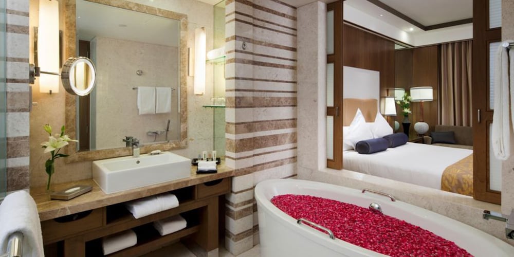 One-Bedroom Suite - Lounge Access/Smoking