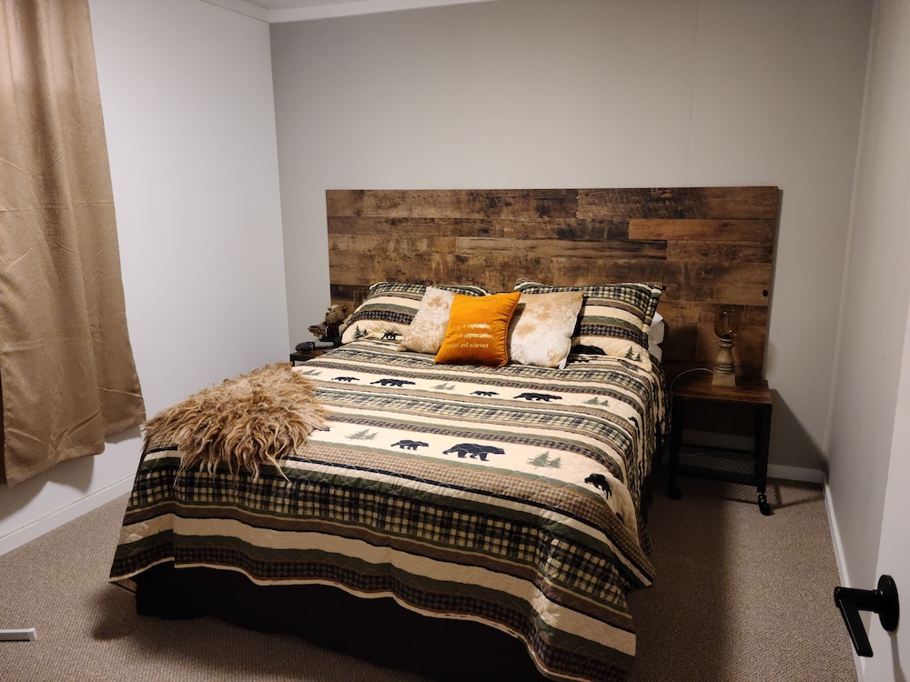 Basic Room, 1 Queen Bed, Non Smoking photo 1