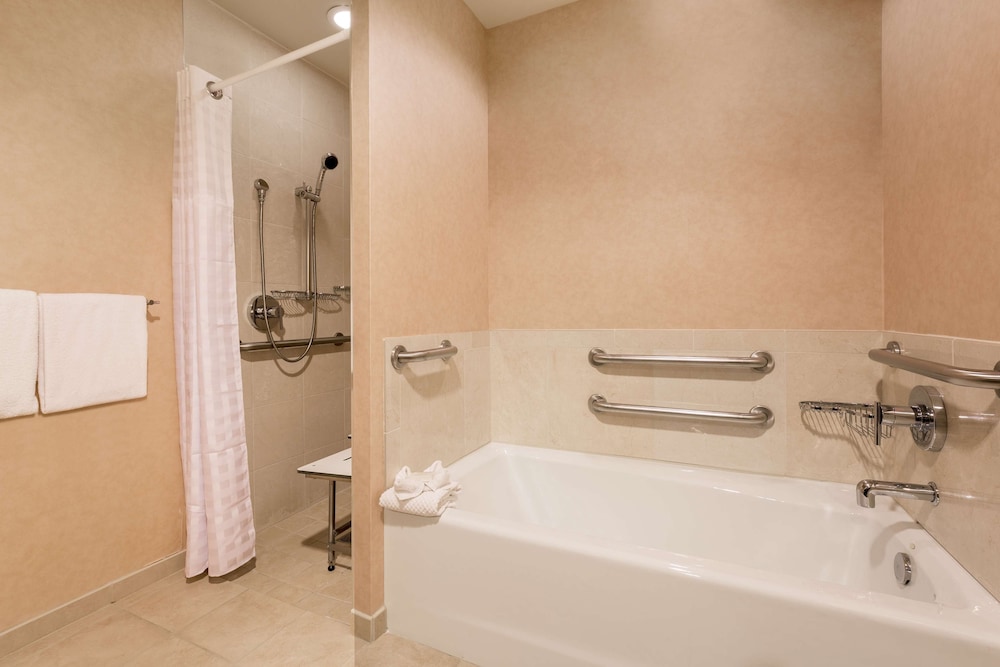 Deluxe Room, Accessible - Photo 2