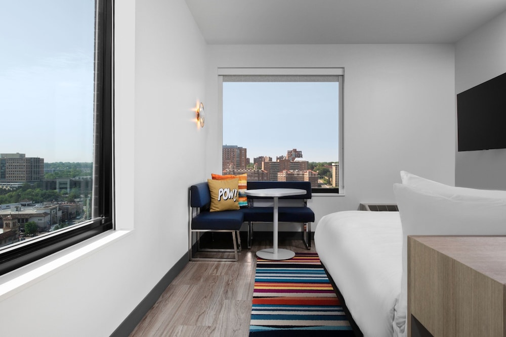 Room, 1 King Bed, City View (Corner) - Photo 3