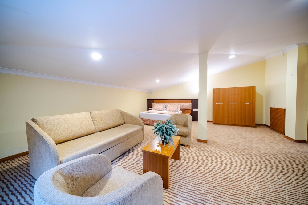 Family Room, Connecting Rooms