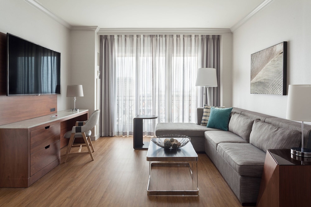 Suite, 1 Bedroom, Balcony (View) - Photo 3