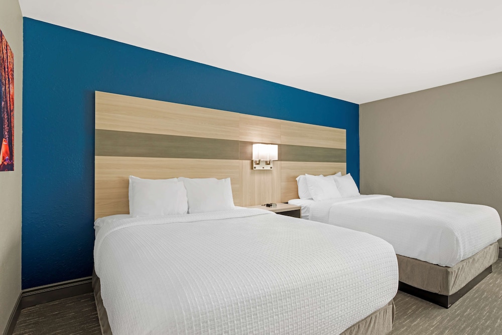 Suite, 2 Queen Beds, Non Smoking, Refrigerator & Microwave (with Sofabed) - Photo 1