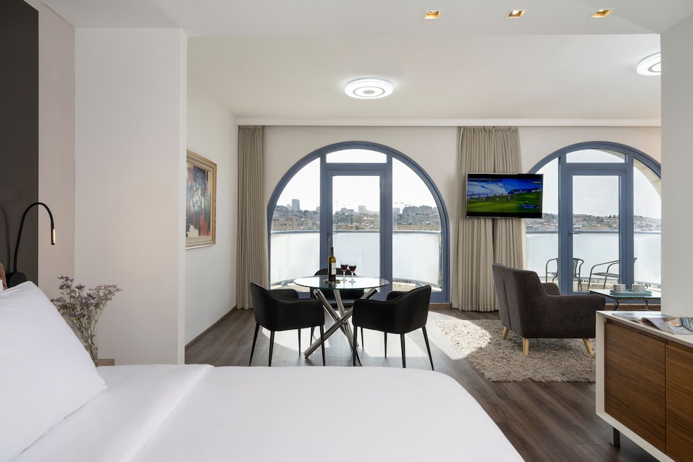 Executive Suite - Photo 4