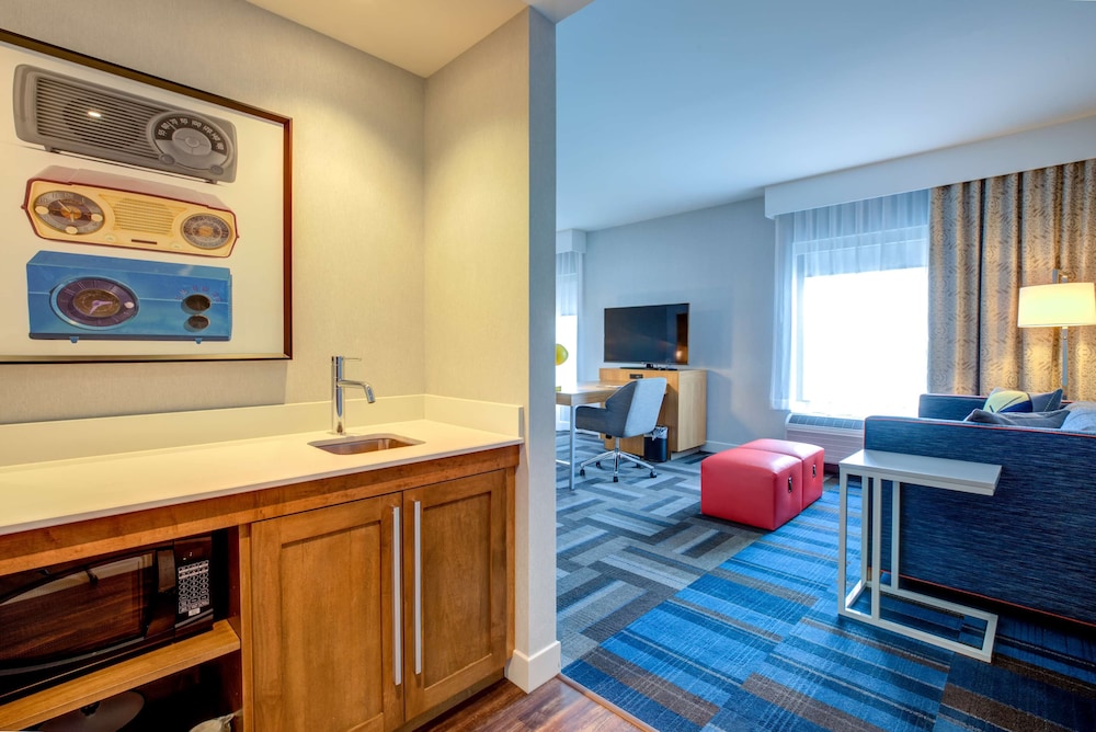 Studio, 1 King Bed, Accessible (Mobility & Hearing, Roll-in Shower) photo 2