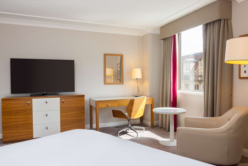 Executive Room, 1 King Bed, Corner - Photo 5
