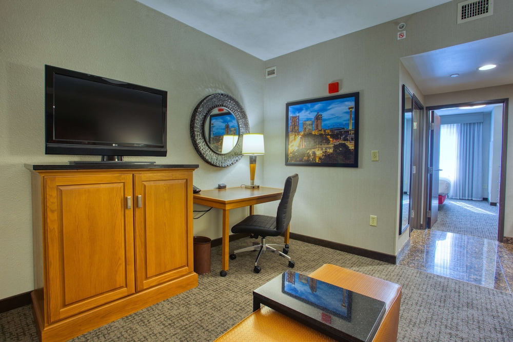 Suite, 1 King Bed, Refrigerator & Microwave (Upper Floor) - Photo 3