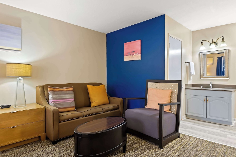 Standard Room, 1 King Bed, Non Smoking photo 3