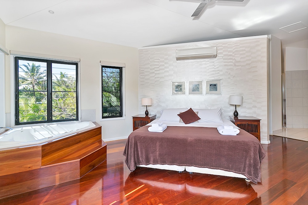 4 Bedroom Beach House photo 2