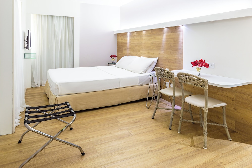 Premium Double Bed (without sea view) - Photo 1
