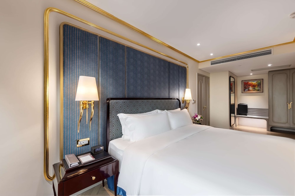 Executive Room (Golden) thumbnail 5