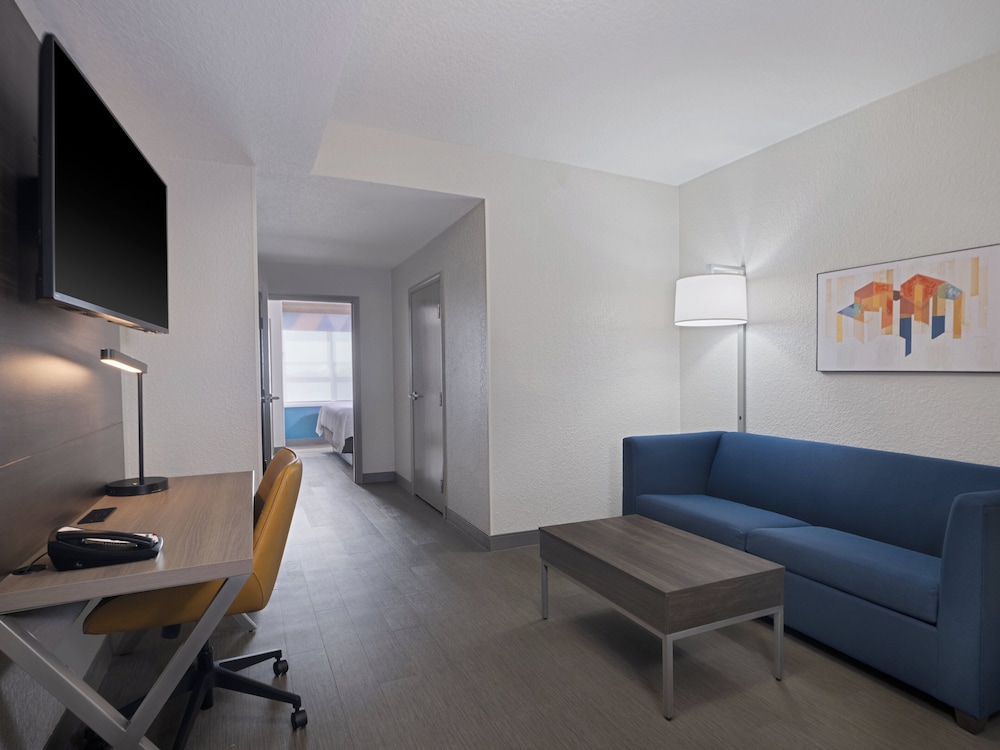 Suite, 1 Bedroom - Photo 3