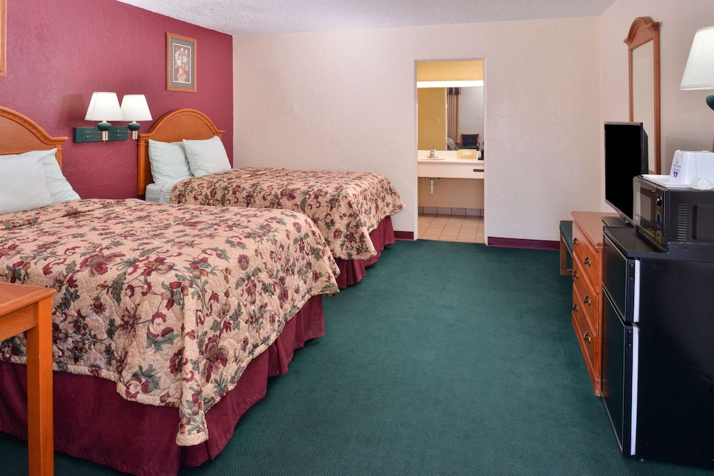 Room, 2 Double Beds, Non Smoking - Photo 1