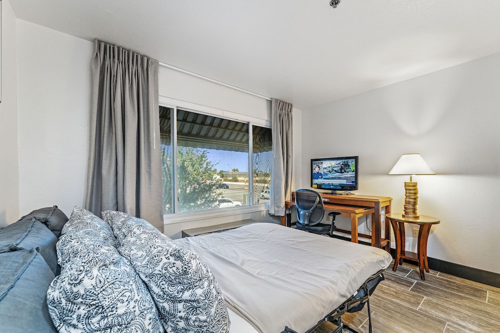 Business Apartment, 1 King Bed with Sofa bed photo 2