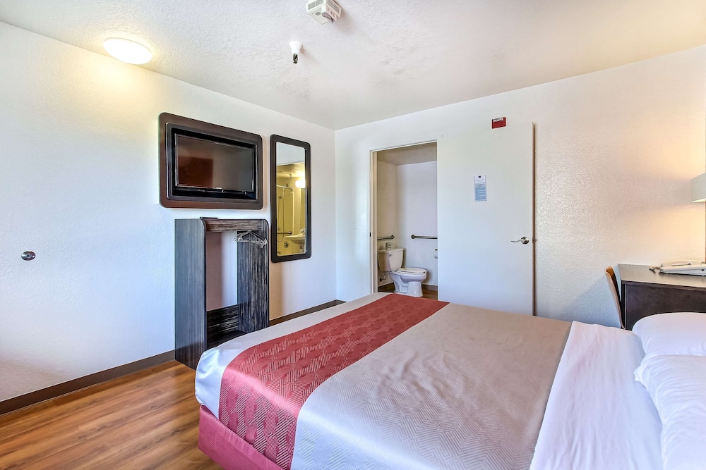 Deluxe Room, 1 Queen Bed, Non Smoking, Refrigerator & Microwave photo 3