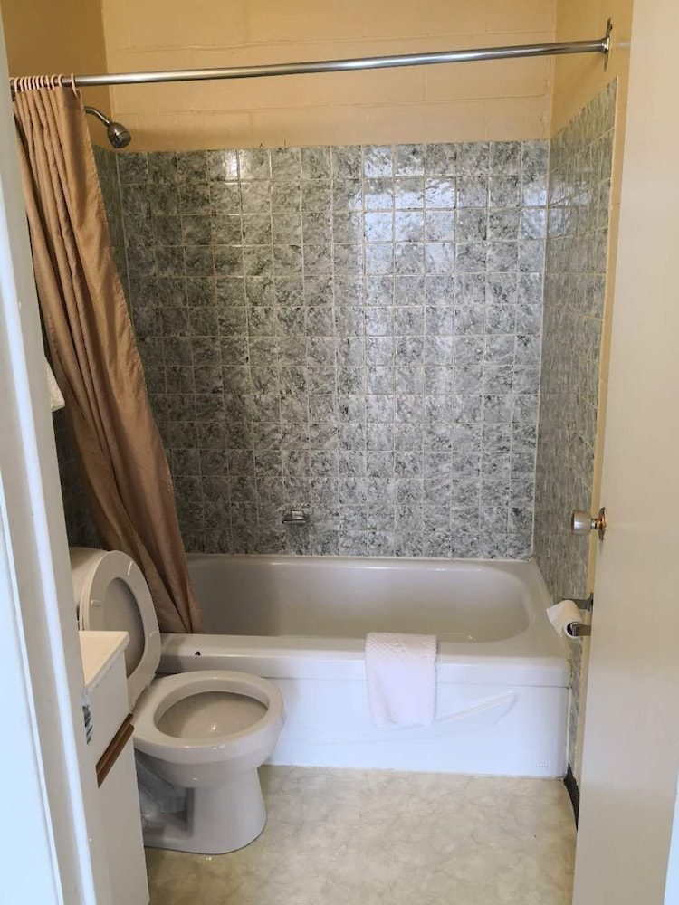 Basic Single Room, 1 Large Twin Bed, Non Smoking photo 3