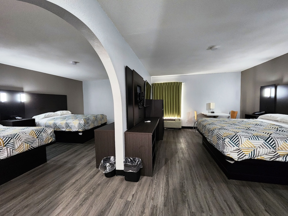 Deluxe Suite, Multiple Beds, Non Smoking, Refrigerator & Microwave - Photo 7