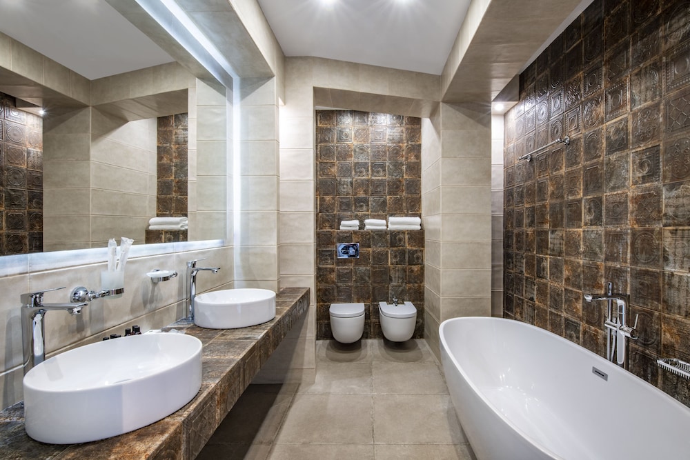 Luxury Studio Suite, 1 King Bed, Terrace photo 3