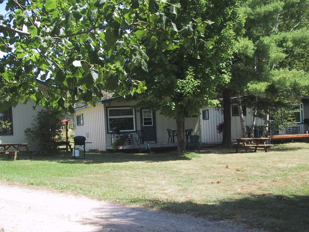 Deluxe Cottage #3 photo 1