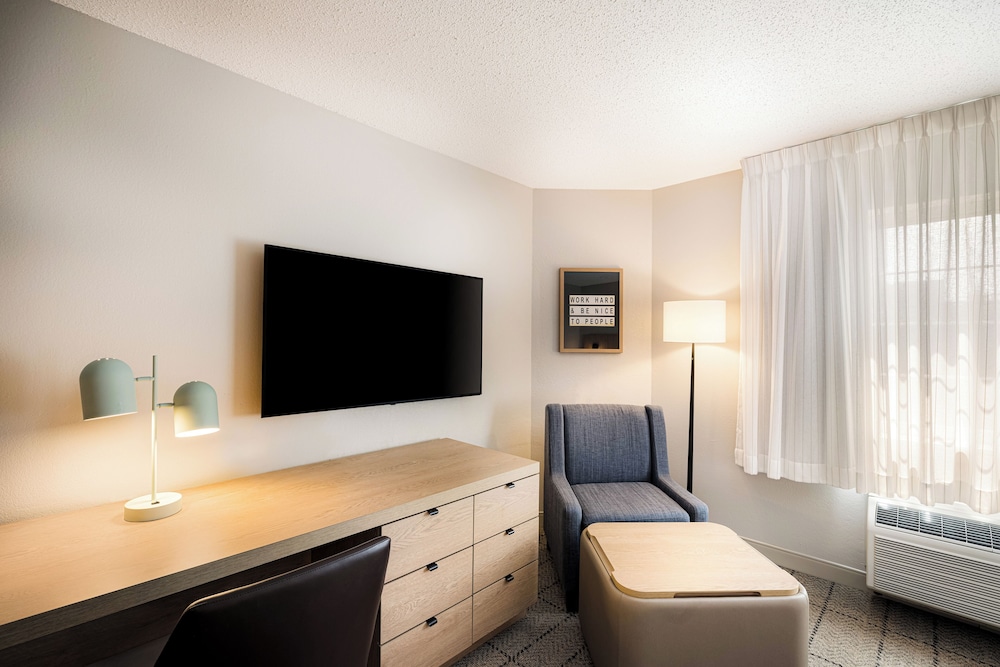 Deluxe Room, 1 King Bed (Studio Suite - King) - Photo 3