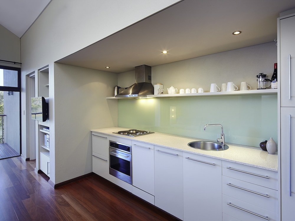 Room, One Bedroom, Lake View - Photo 4