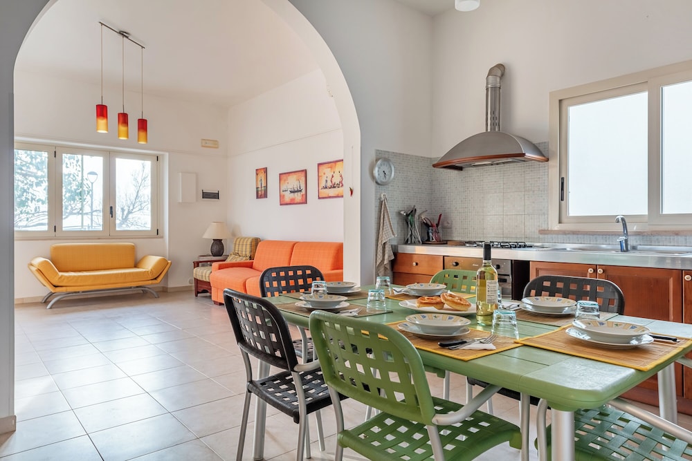 Family House, Multiple Bedrooms, 2 Bathrooms, Sea Facing (Kallisti Beach House - sea front) photo 2