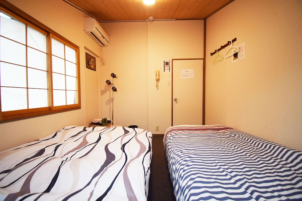 Room 402 photo 3