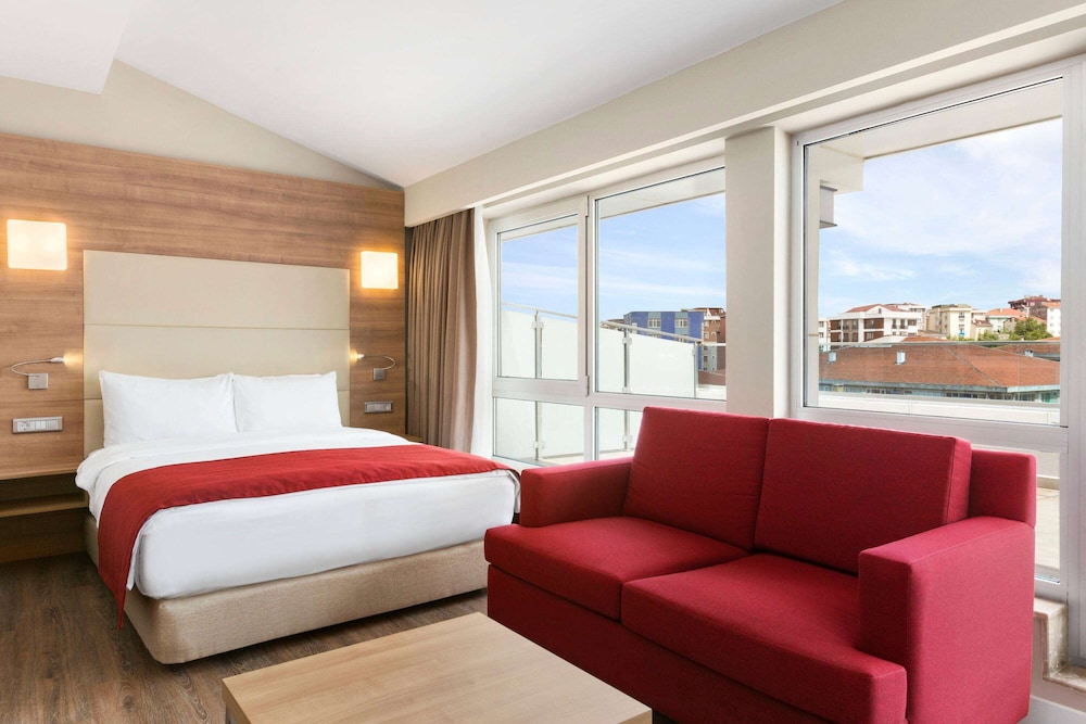 Deluxe Room, 1 Queen Bed, Terrace photo 3